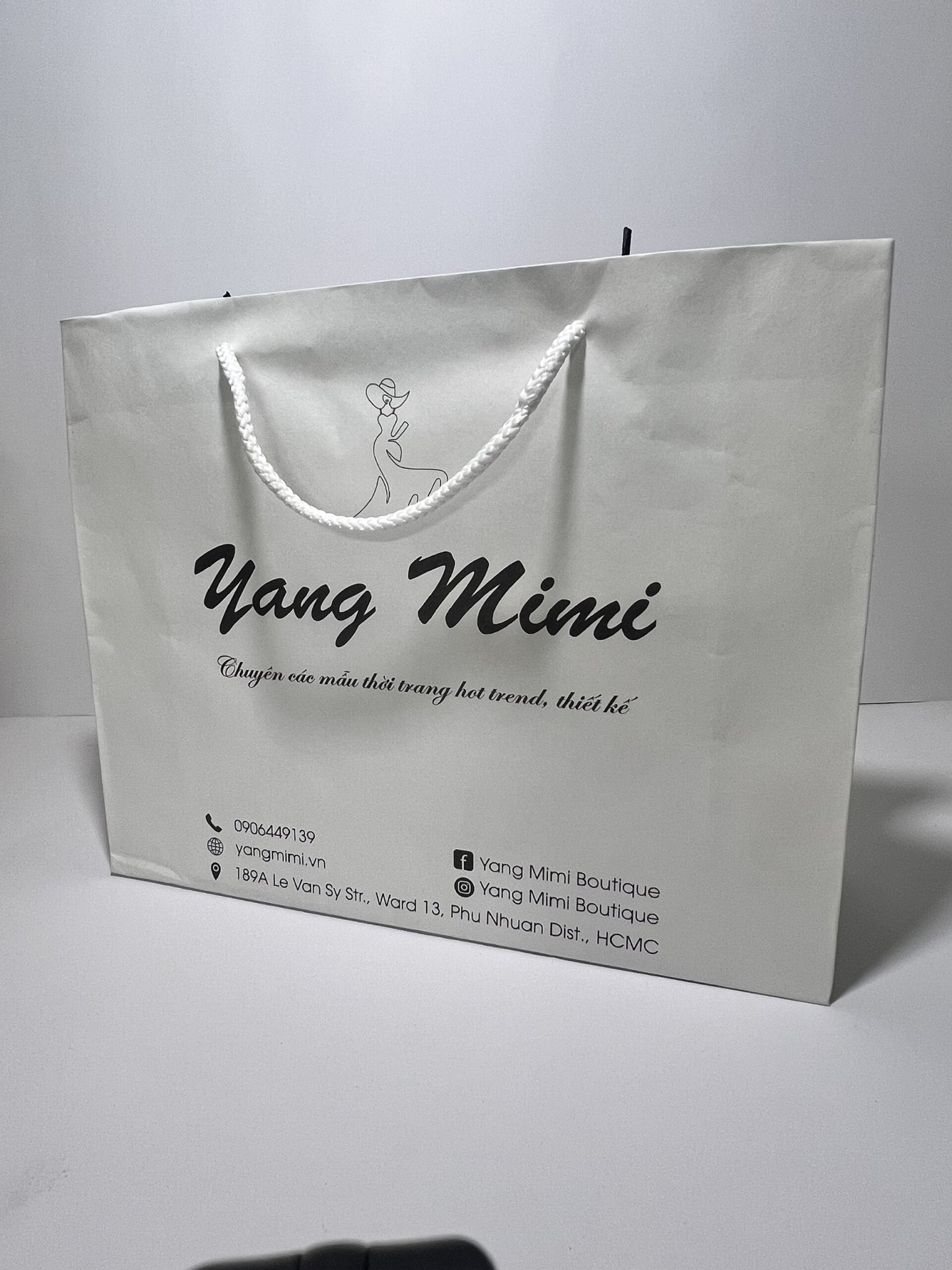 Túi giấy cao cấp cán màng đen thiết kế quà tặng 8/3