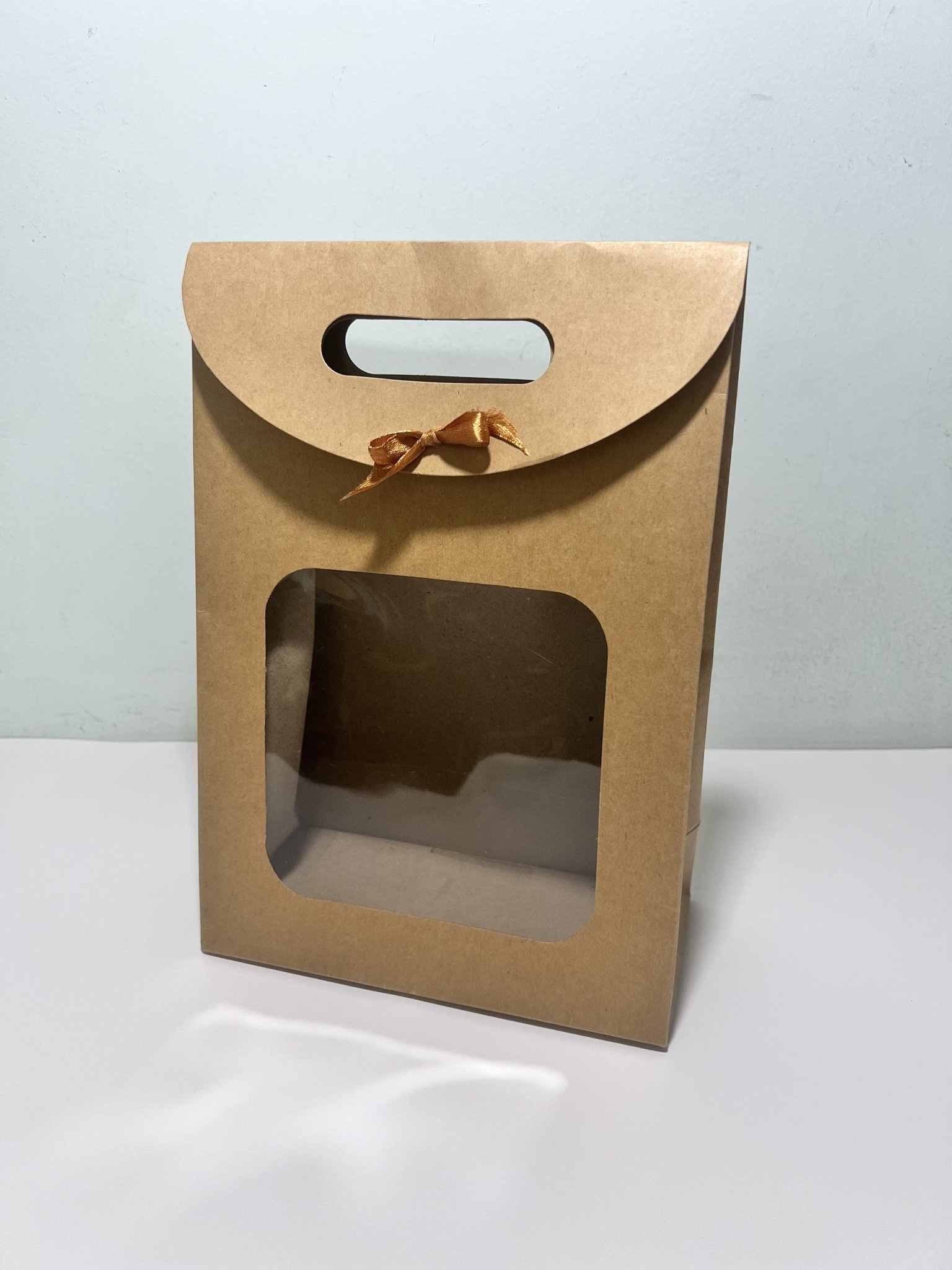 Túi giấy Kraft có cửa sổ trong suốt và nơ ruy băng